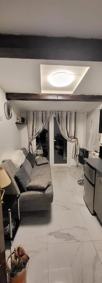 Апартаменты Studio Entre Vallee Colline Et Soleil Marseillais Марсель